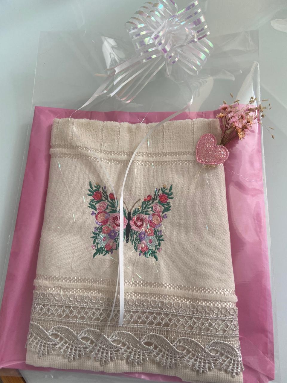 Toalha bordada personalizada Luiza